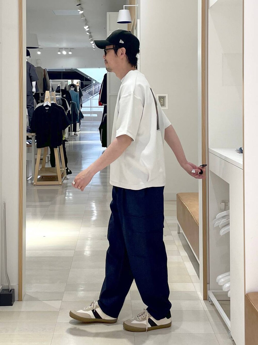 「高身長、カジュアル、ユニセックス、テーマパーク、休日コーデ、春コーデ、差し色コーデ、アウトドア、旅行、Tシャツ、GLOBAL WORK、andSTトレンド、人気アイテムをチェック！、スウェット、アウター」｜「GLOBAL WORKの【NEWERA】9FORTY/260083（キャップ、ブラック系）」を使った、ゆーすけさん（メンズ・176cm）の春コーディネートの3枚目の写真