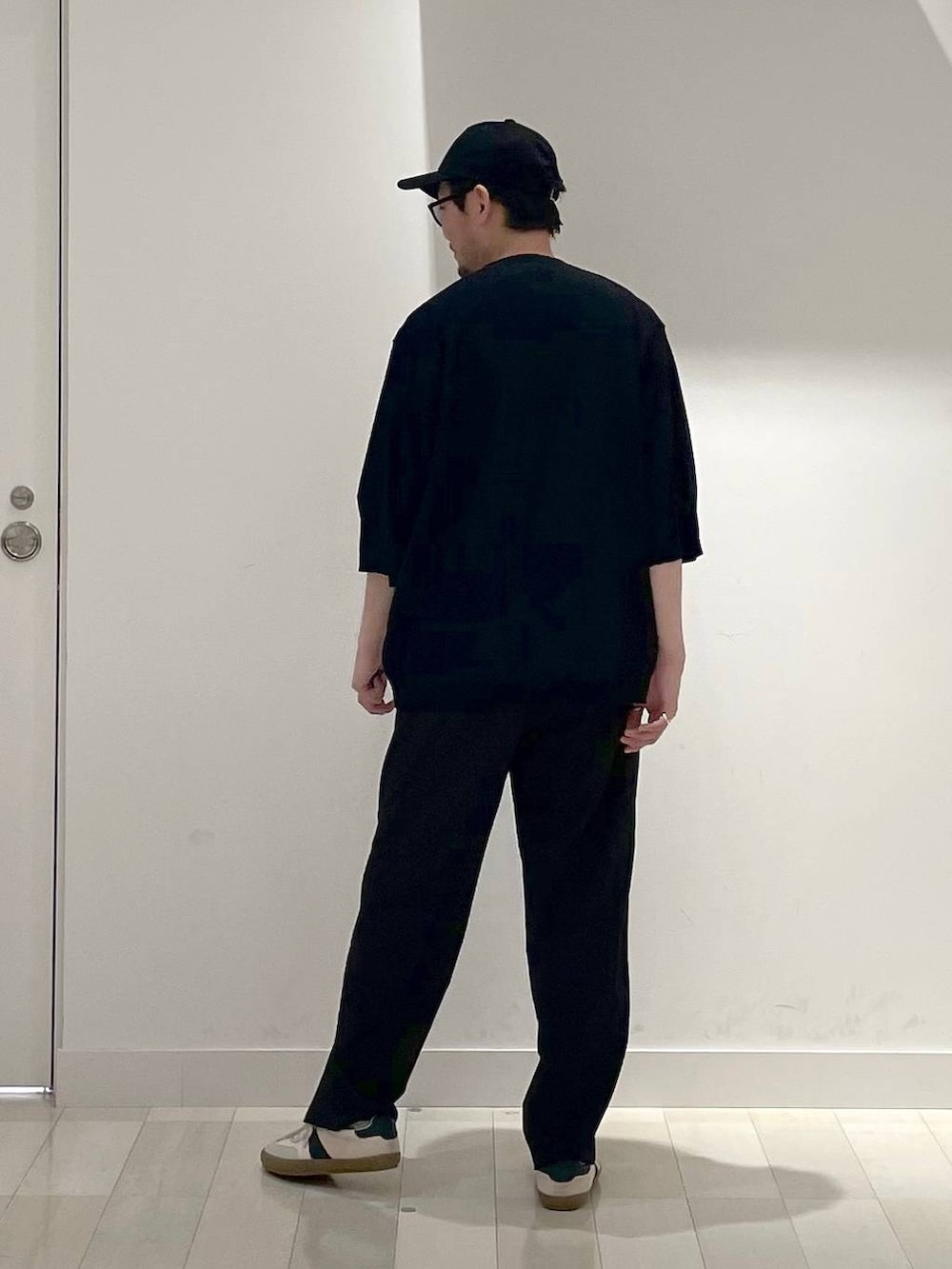 「高身長、カジュアル、ユニセックス、テーマパーク、休日コーデ、春コーデ、差し色コーデ、アウトドア、旅行、Tシャツ、GLOBAL WORK、andSTトレンド、人気アイテムをチェック!、スウェット、アウター」|「GLOBAL WORKの洗えるツイルキャップ/252006(キャップ、ブラック系)」を使った、ゆーすけさん(メンズ・176cm)の夏コーディネートの3枚目の写真