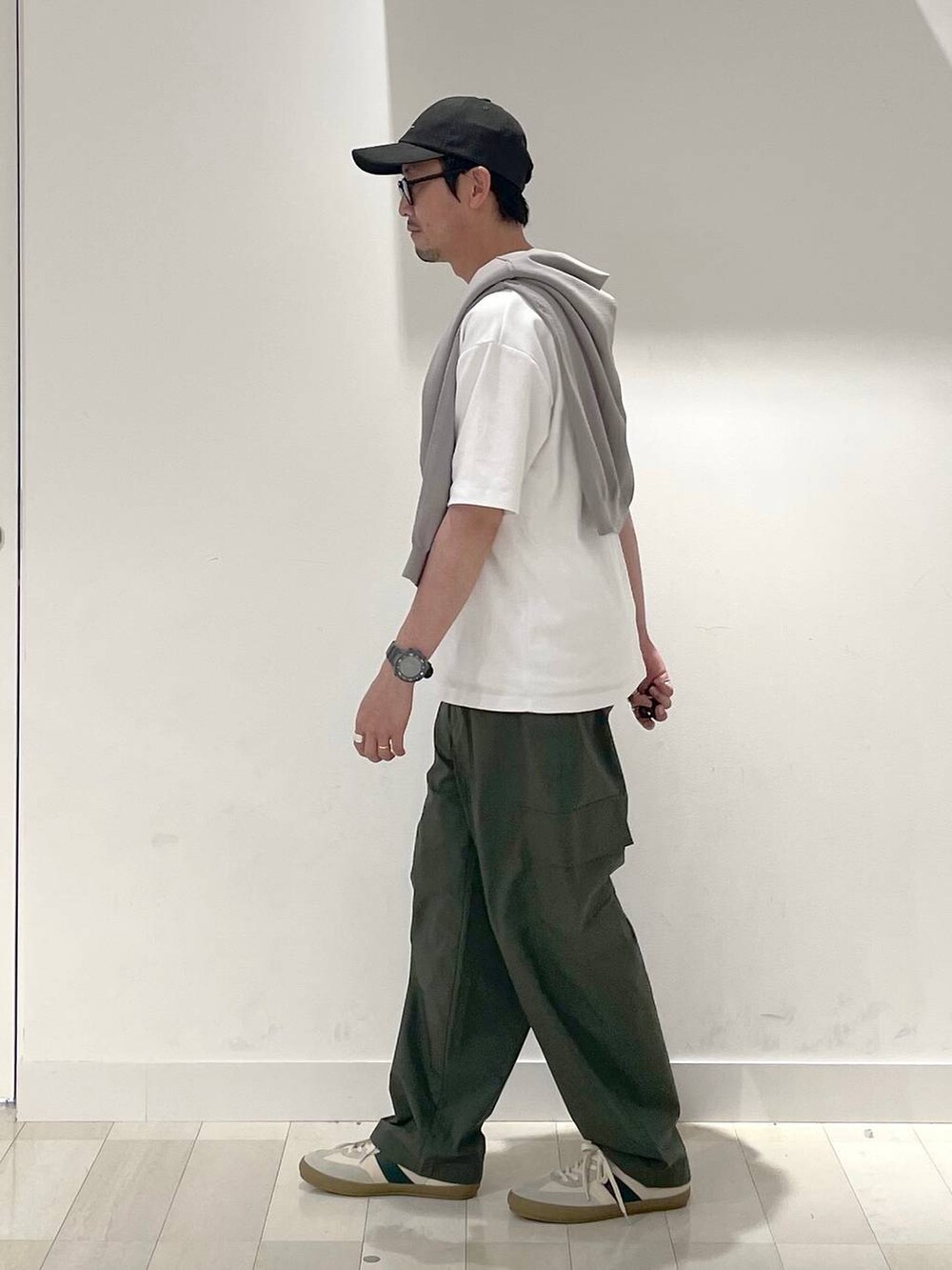 グレー系のカーディガン/ボレロ、ベージュ系のスニーカー、ホワイト系のTシャツ/カットソーを着用したメンズの夏コーディネートの2枚目の写真
