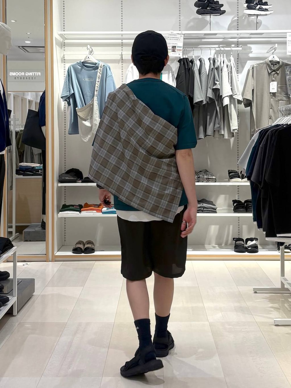 ブラウン系のシャツ/ブラウス、グリーン系のTシャツ/カットソー、ブラウン系のその他パンツを着用したメンズの夏コーディネートの3枚目の写真