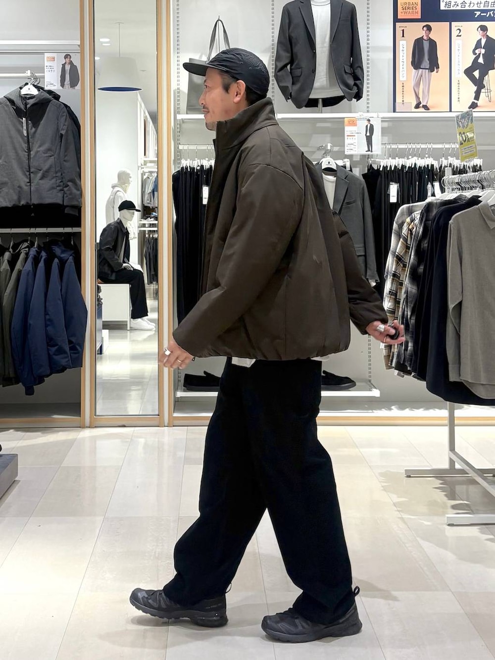 ブラウン系のブルゾン、ホワイト系のニット/セーター、ブラック系のその他パンツを着用したメンズの秋コーディネートの2枚目の写真