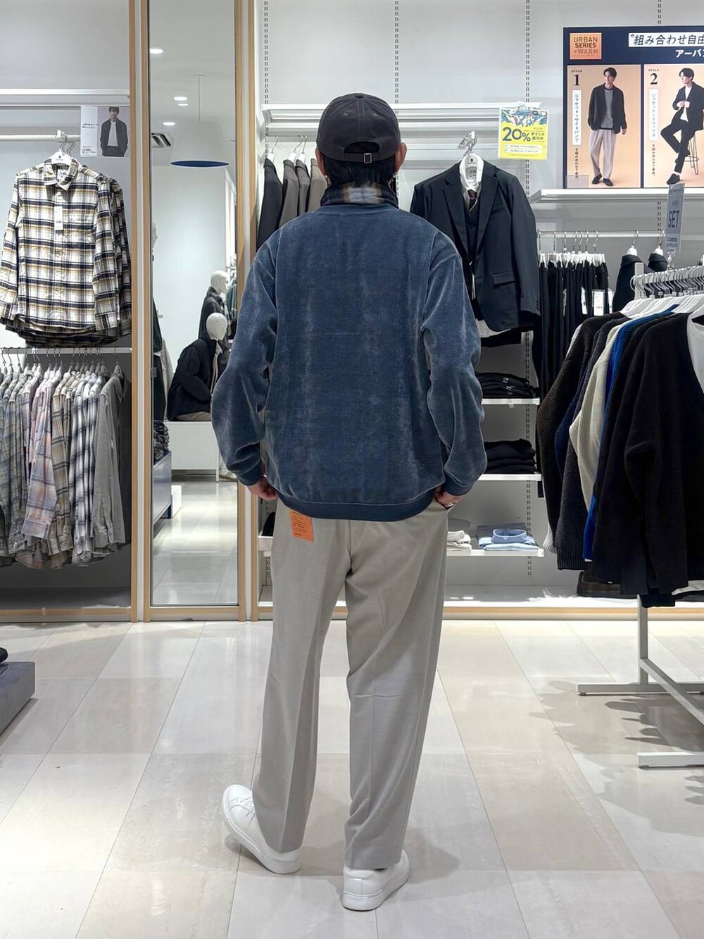 ブラック系のその他パンツ、ホワイト系のスニーカー、グレー系のキャップを着用したメンズの冬コーディネートの3枚目の写真