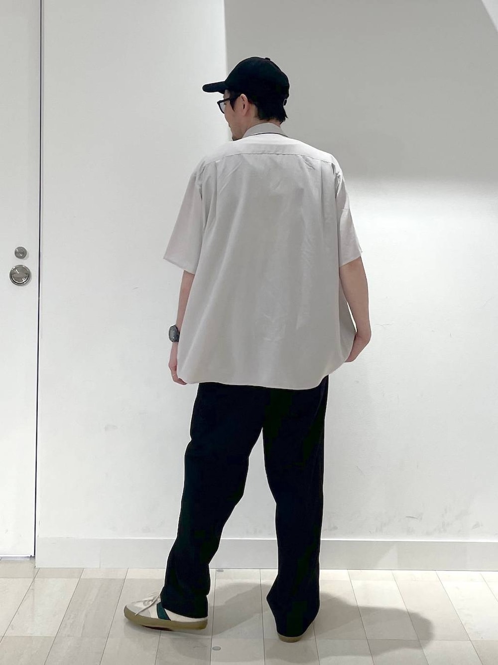 「高身長、カジュアル、ユニセックス、テーマパーク、フェススタイル、休日コーデ、夏コーデ、差し色コーデ、アウトドア、旅行、Tシャツ、GLOBAL WORK、andSTトレンド、and ST SALE、シャツ」|「GLOBAL WORKの洗えるツイルキャップ/183436(キャップ、ブラック系)」を使った、ゆーすけさん(メンズ・176cm)の夏コーディネートの3枚目の写真
