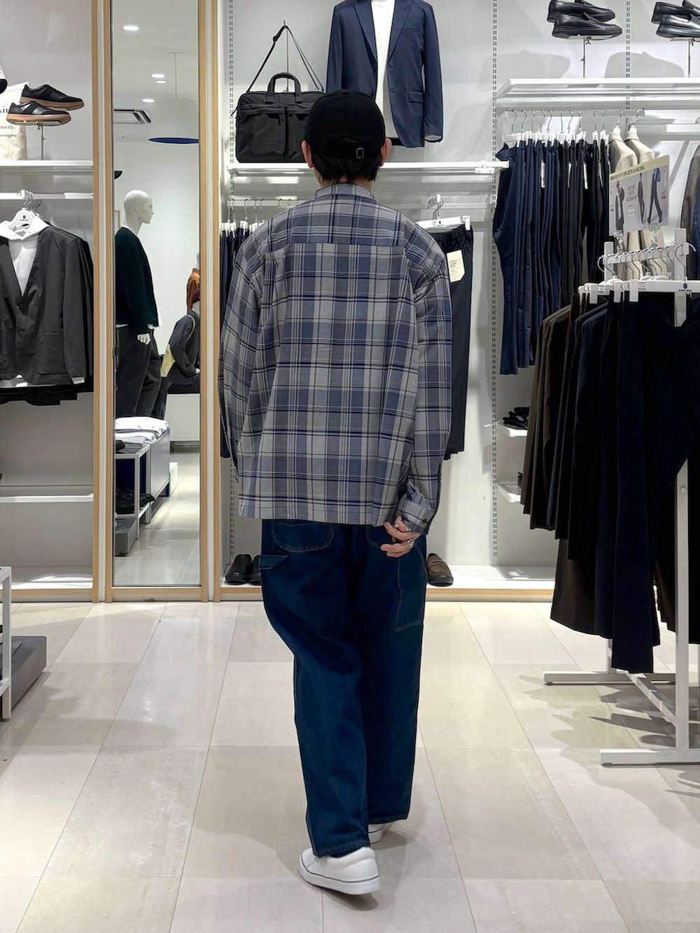 ブルー系のシャツ/ブラウス、ブルー系のデニムパンツ、ホワイト系のスニーカーを着用したメンズの春コーディネートの3枚目の写真