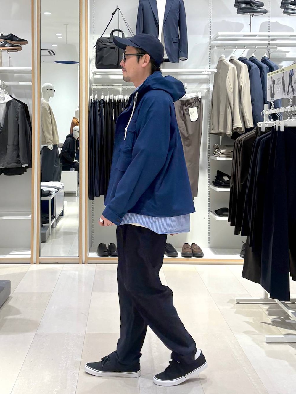 ブルー系のマウンテンパーカー、ブルー系のシャツ/ブラウス、ブルー系のその他パンツを着用したメンズの春コーディネートの2枚目の写真