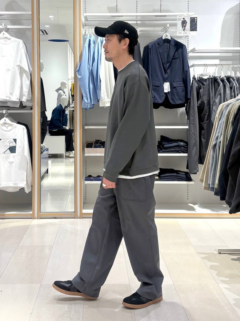 ブラック系のスニーカー、ブラック系のキャップを着用したメンズの冬コーディネートの2枚目の写真