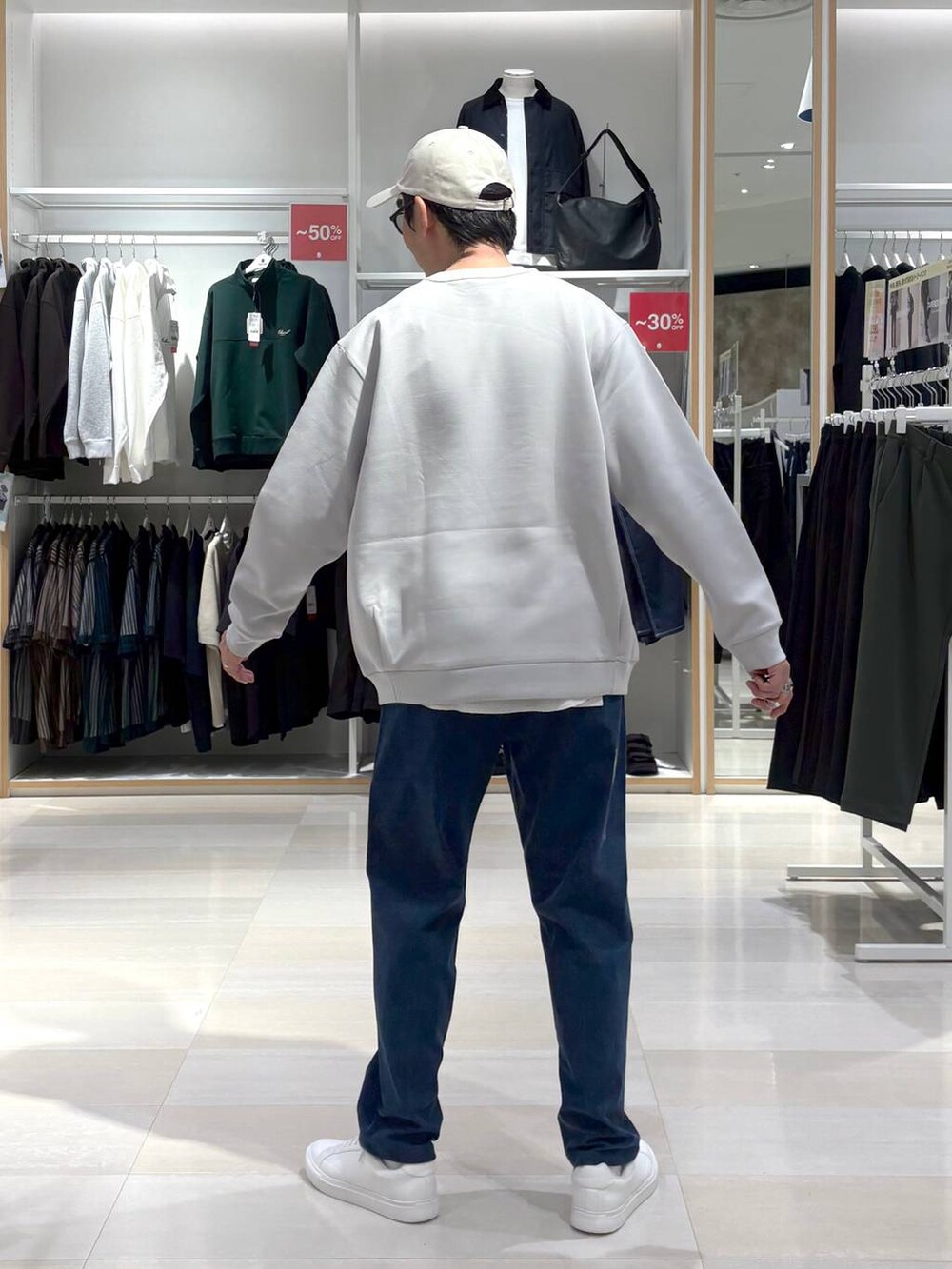 ホワイト系のスニーカー、グレー系のTシャツ/カットソー、ブラック系のサングラスを着用したメンズの秋コーディネートの2枚目の写真