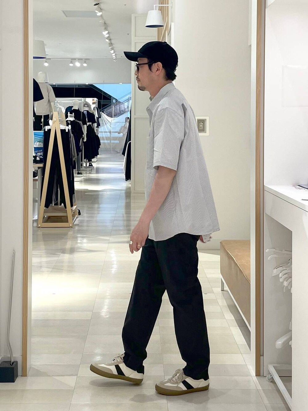 「高身長、カジュアル、ユニセックス、テーマパーク、休日コーデ、春コーデ、差し色コーデ、アウトドア、旅行、Tシャツ、GLOBAL WORK、andSTトレンド、人気アイテムをチェック!、雨の日コーデ、URBAN SLACKS_GLOBAL WORK」|「GLOBAL WORKの洗えるツイルキャップ/252006(キャップ、ブラック系)」を使った、ゆーすけさん(メンズ・176cm)の夏コーディネートの2枚目の写真