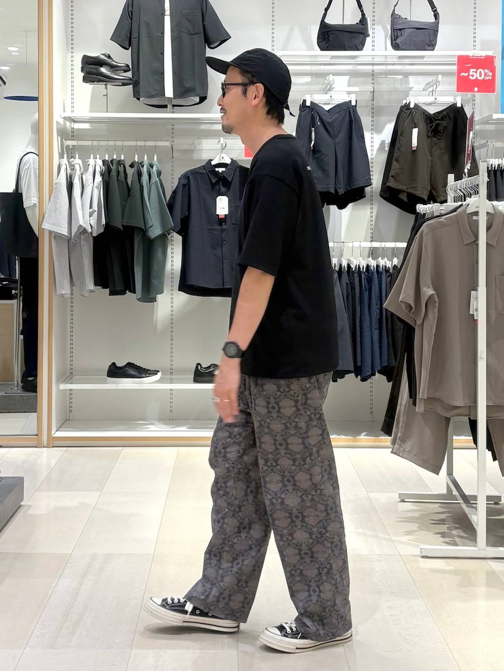 ブラック系のTシャツ/カットソー、グレー系のその他パンツ、ブラック系のサングラスを着用したメンズの夏コーディネートの2枚目の写真