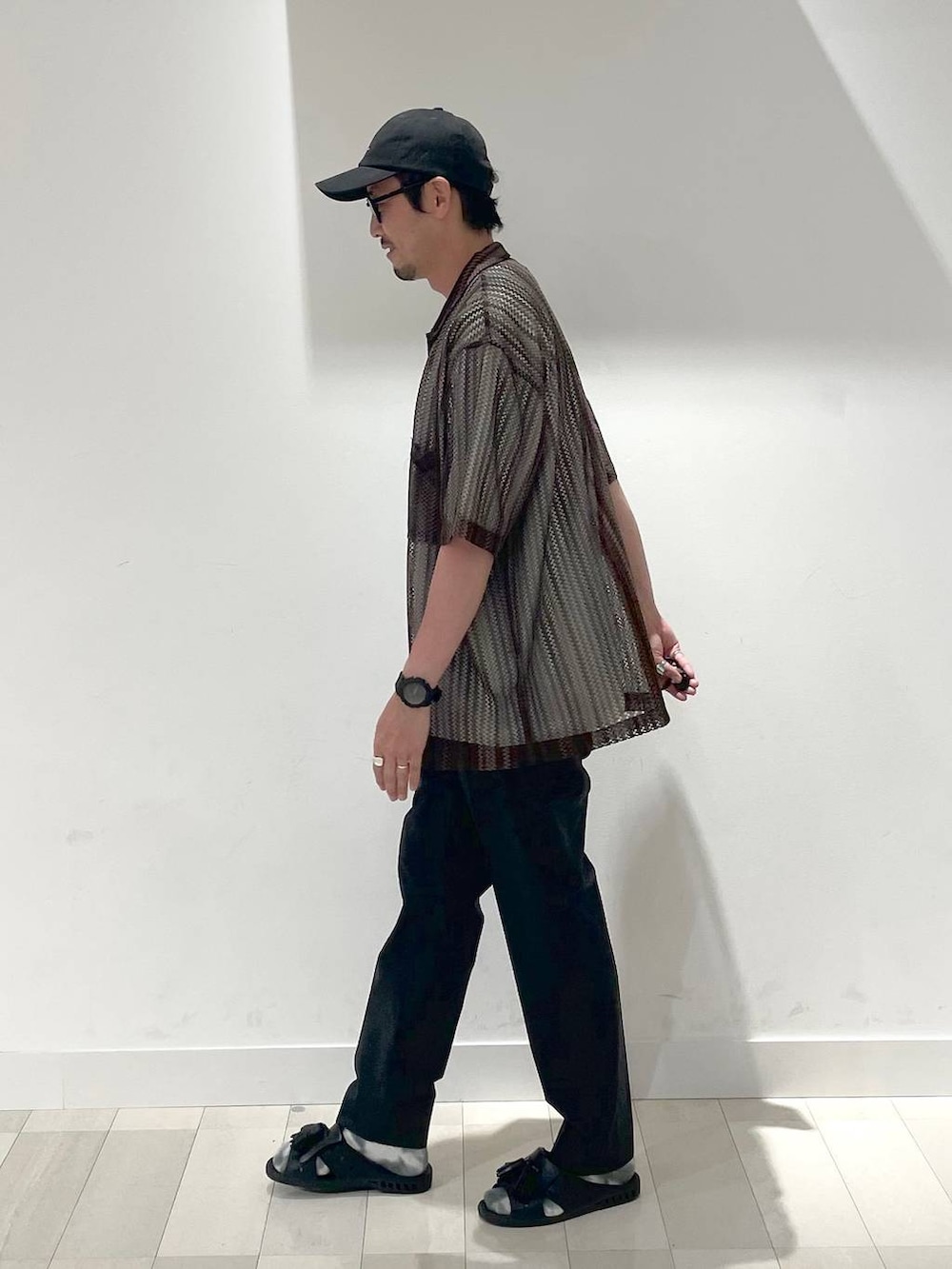 「高身長、カジュアル、ユニセックス、テーマパーク、フェススタイル、休日コーデ、夏コーデ、差し色コーデ、アウトドア、旅行、Tシャツ、GLOBAL WORK、andSTトレンド、and ST SALE、シャツ」｜「GLOBAL WORKのUV/ブルーライトカットアソートサングラス/283759（サングラス、ブラック系）」を使った、ゆーすけさん（メンズ・176cm）の夏コーディネートの2枚目の写真