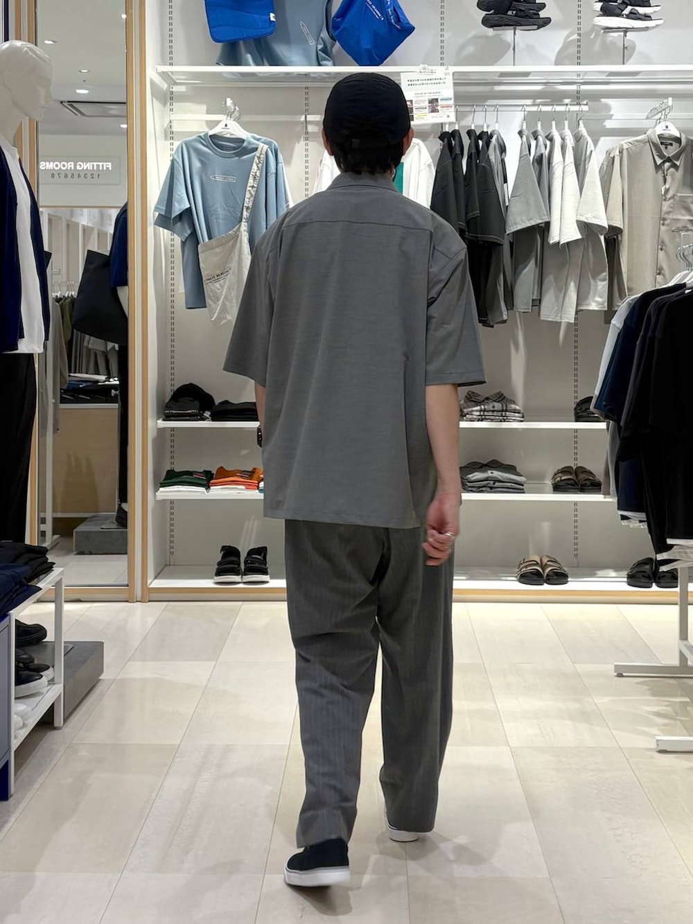 グレー系のスラックス、ホワイト系のTシャツ/カットソー、グレー系のシャツ/ブラウスを着用したメンズの夏コーディネートの3枚目の写真