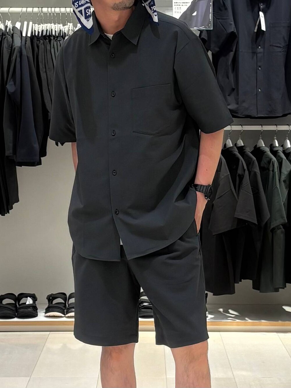 グレー系のシャツ/ブラウス、グレー系のその他パンツ、ブラック系のサンダルを着用したメンズの春コーディネートの2枚目の写真