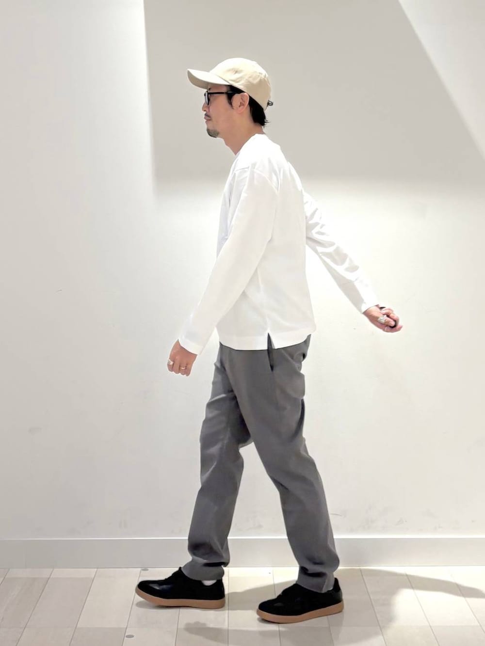 ブラック系のスニーカー、グレー系のその他パンツ、その他のTシャツ/カットソーを着用したメンズの秋コーディネートの2枚目の写真