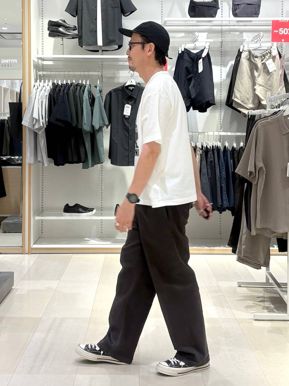 ホワイト系のTシャツ/カットソー、ブラック系のサングラスを着用したメンズの秋コーディネートの2枚目の写真