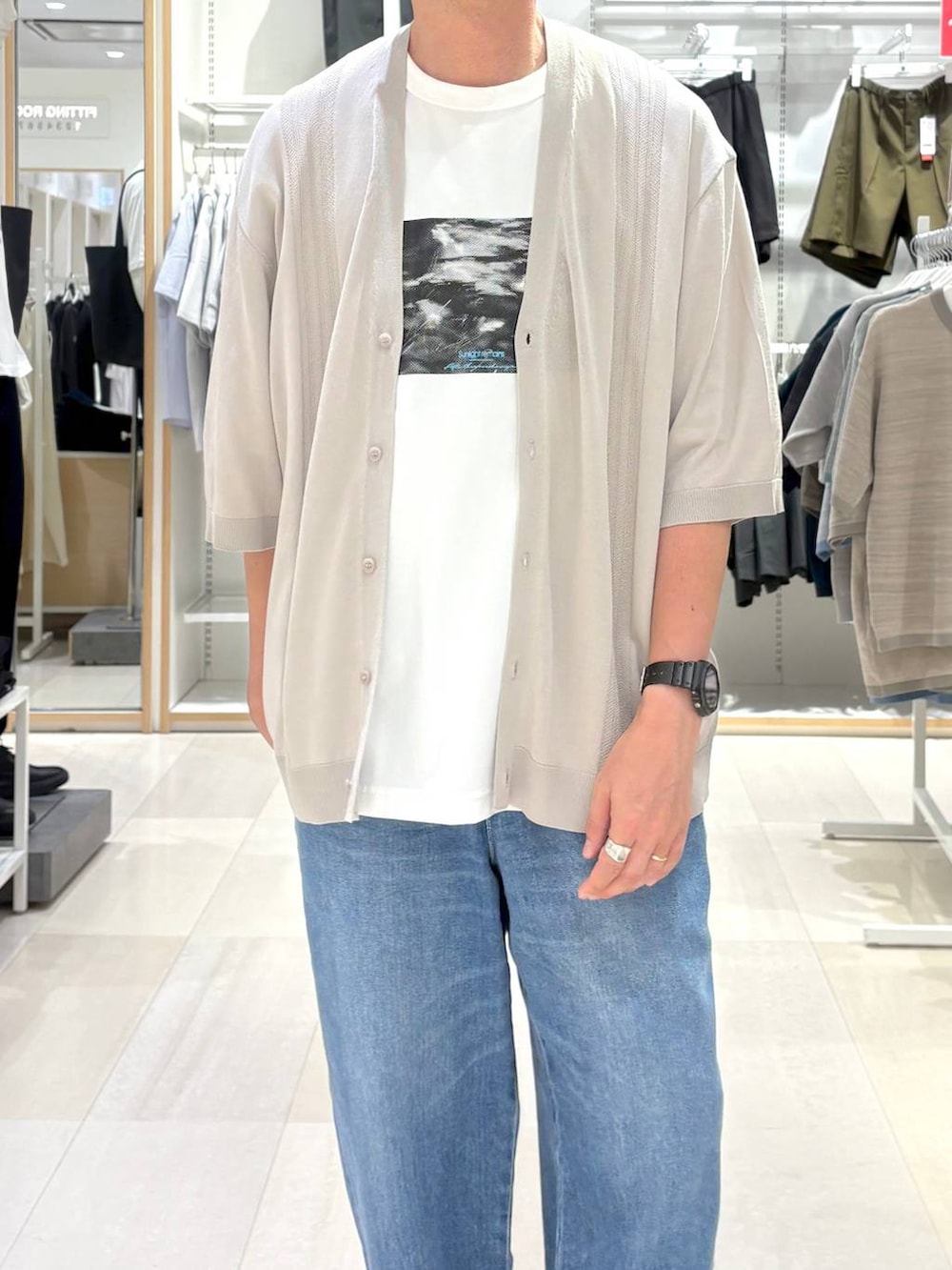 ホワイト系のTシャツ/カットソー、ホワイト系のスニーカー、ベージュ系のカーディガン/ボレロを着用したメンズの夏コーディネートの4枚目の写真
