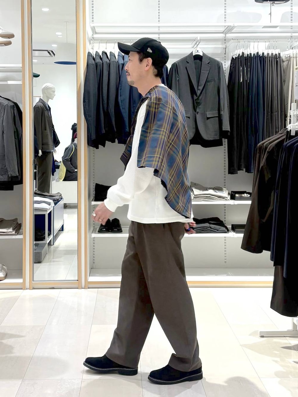 ブラウン系のその他パンツ、グリーン系のシャツ/ブラウス、その他のその他シューズを着用したメンズの春コーディネートの2枚目の写真