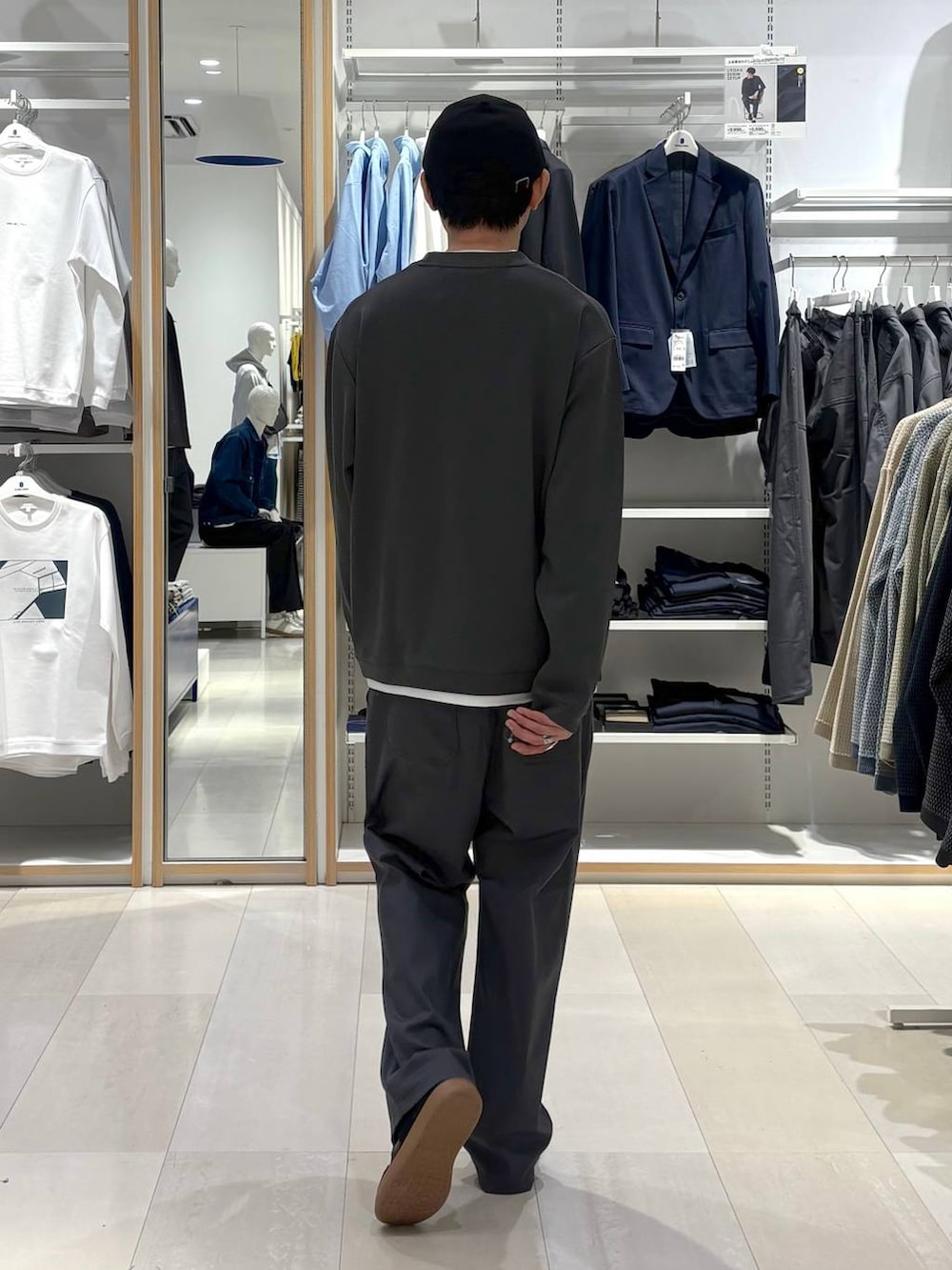 ブラック系のスニーカー、ブラック系のキャップを着用したメンズの冬コーディネートの3枚目の写真