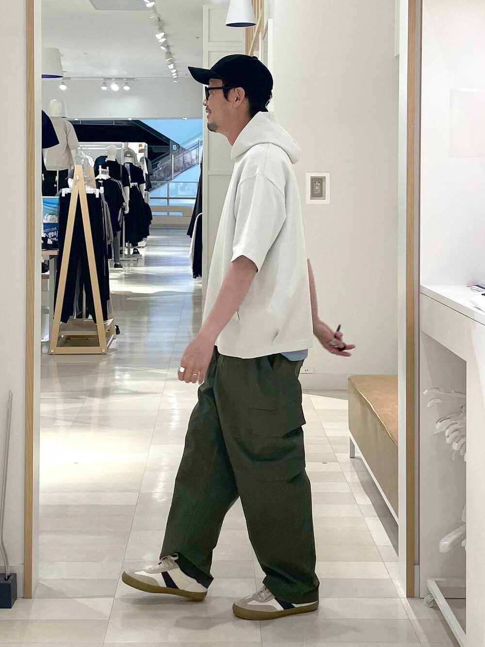 「高身長、カジュアル、ユニセックス、テーマパーク、休日コーデ、春コーデ、差し色コーデ、アウトドア、旅行、Tシャツ、GLOBAL WORK、andSTトレンド、人気アイテムをチェック！、パーカー、日帰り旅行」｜「GLOBAL WORKの洗えるツイルキャップ/252006（キャップ、ブラック系）」を使った、ゆーすけさん（メンズ・176cm）の夏コーディネートの2枚目の写真