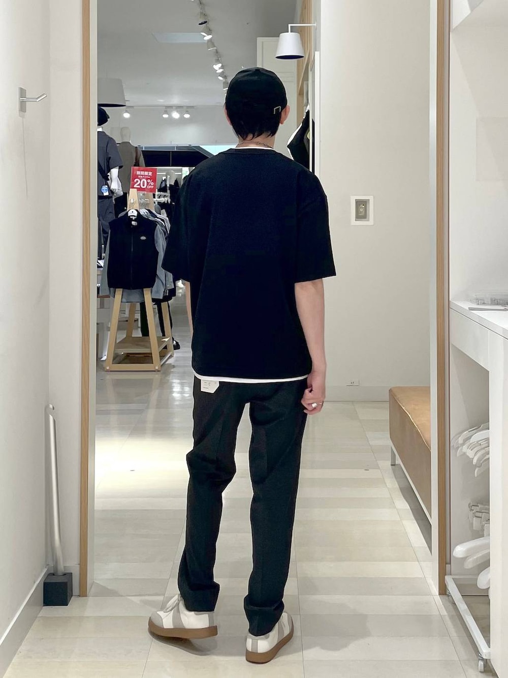 「高身長、カジュアル、ユニセックス、テーマパーク、休日コーデ、春コーデ、差し色コーデ、アウトドア、旅行、Tシャツ、GLOBAL WORK、andSTトレンド、人気アイテムをチェック!、雨の日コーデ、日帰り旅行」|「GLOBAL WORKのエアかるクラシックスニーカー/142642(スニーカー、ベージュ系)」を使った、ゆーすけさん(メンズ・176cm)の夏コーディネートの3枚目の写真