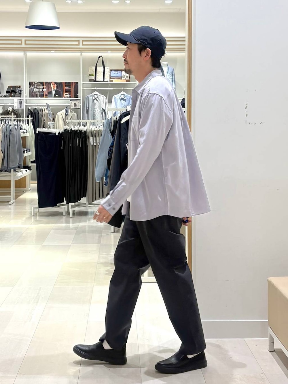 グレー系のその他シューズ、グレー系のその他パンツ、パープル系のシャツ/ブラウスを着用したメンズの春コーディネートの2枚目の写真