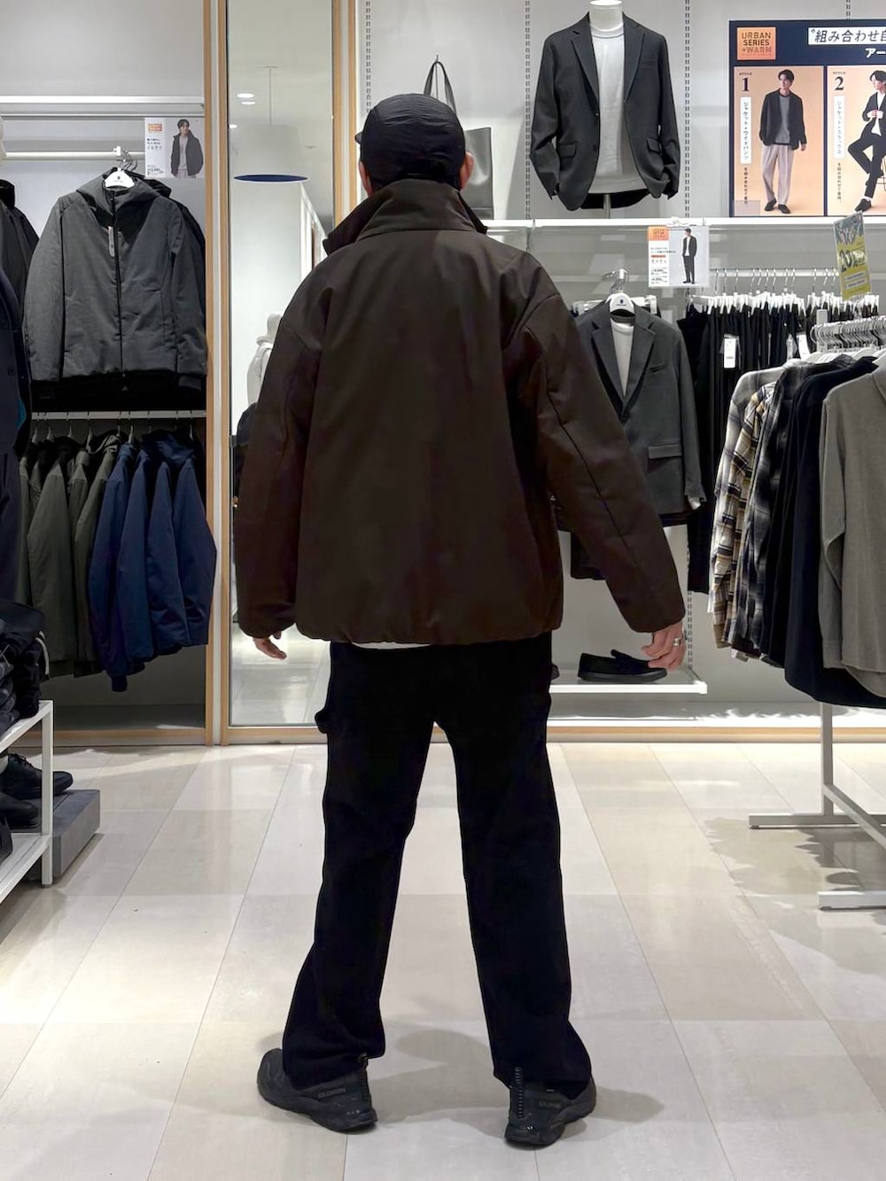 ブラウン系のブルゾン、ホワイト系のニット/セーター、ブラック系のその他パンツを着用したメンズの秋コーディネートの3枚目の写真