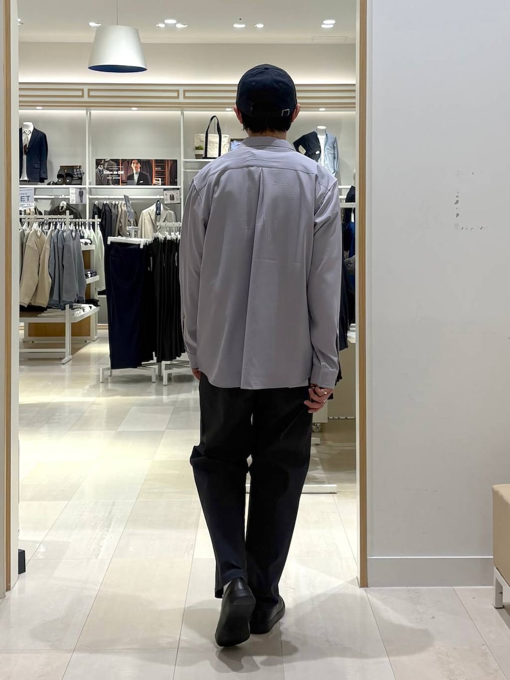 グレー系のその他シューズ、グレー系のその他パンツ、パープル系のシャツ/ブラウスを着用したメンズの春コーディネートの3枚目の写真