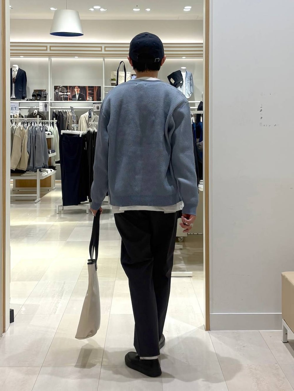 グレー系のその他シューズ、グレー系のその他パンツ、ホワイト系のトートバッグを着用したメンズの春コーディネートの3枚目の写真