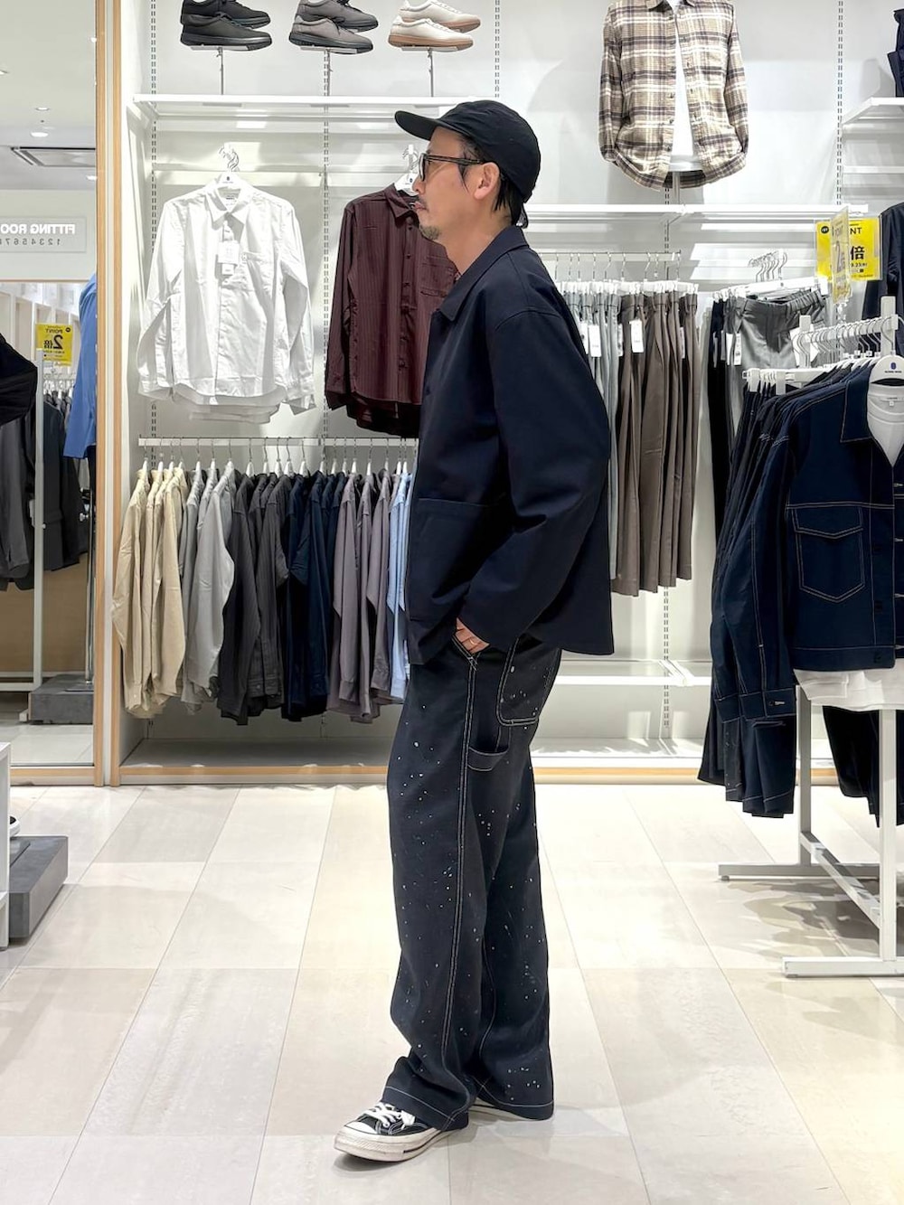 ブルー系のシャツ/ブラウス、ブルー系のデニムパンツ、ベージュ系のサングラスを着用したメンズの秋コーディネートの2枚目の写真
