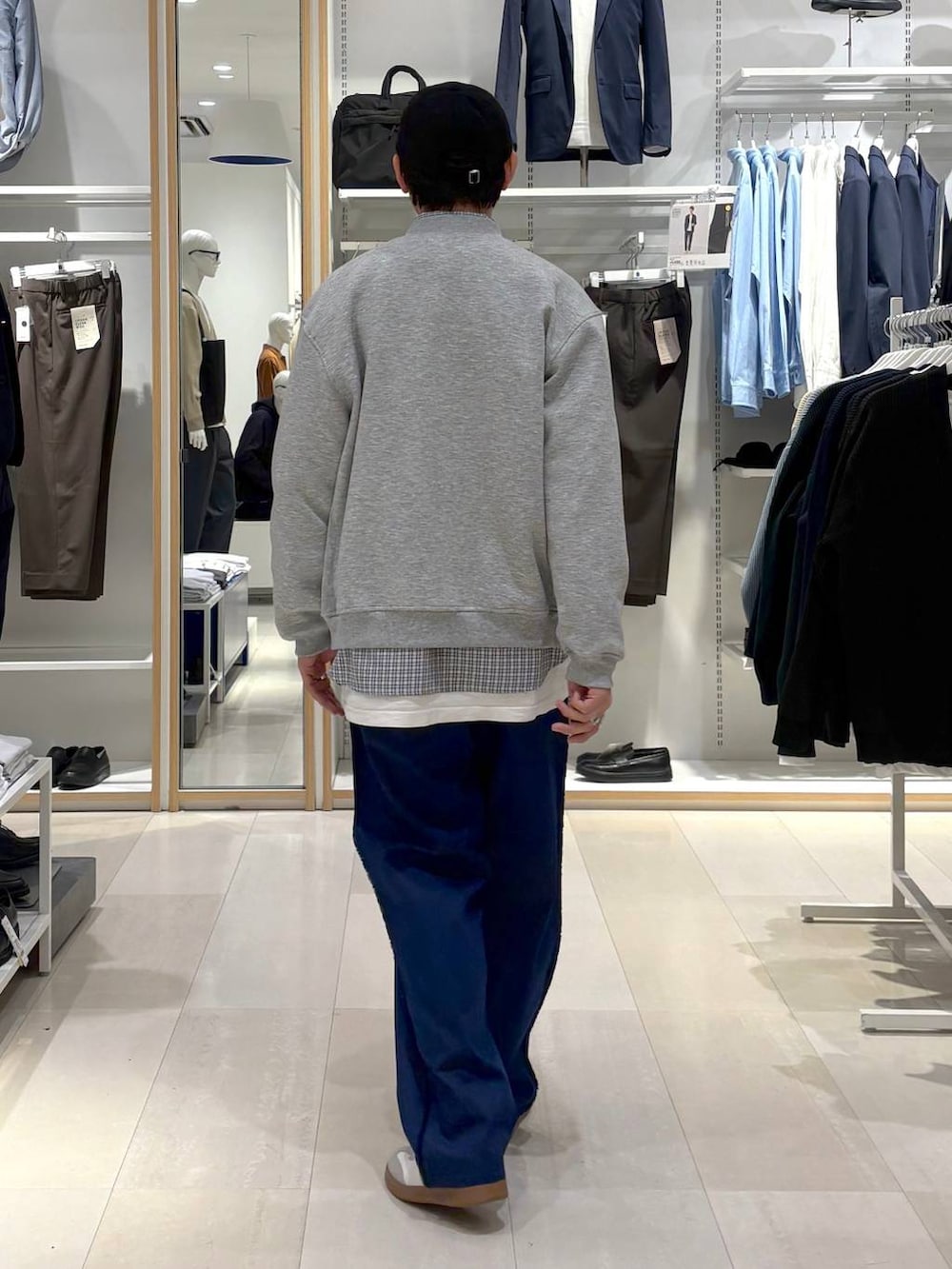 ベージュ系のスニーカー、ブルー系のシャツ/ブラウス、ブルー系のデニムパンツを着用したメンズの春コーディネートの3枚目の写真