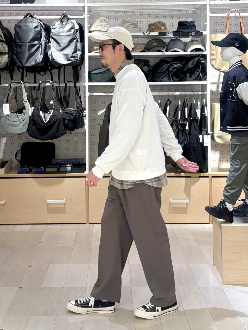 ブルー系のシャツ/ブラウス、ブラック系のその他パンツ、ホワイト系のスウェットを着用したメンズの秋コーディネートの2枚目の写真