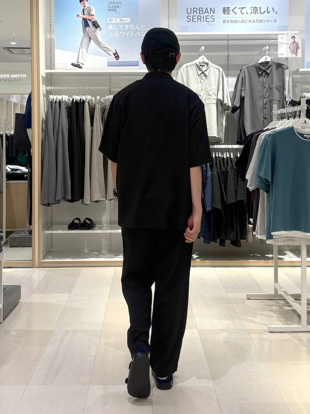 ブラック系のシャツ/ブラウス、ブラック系のチノパンツ、ホワイト系のTシャツ/カットソーを着用したメンズの夏コーディネートの3枚目の写真