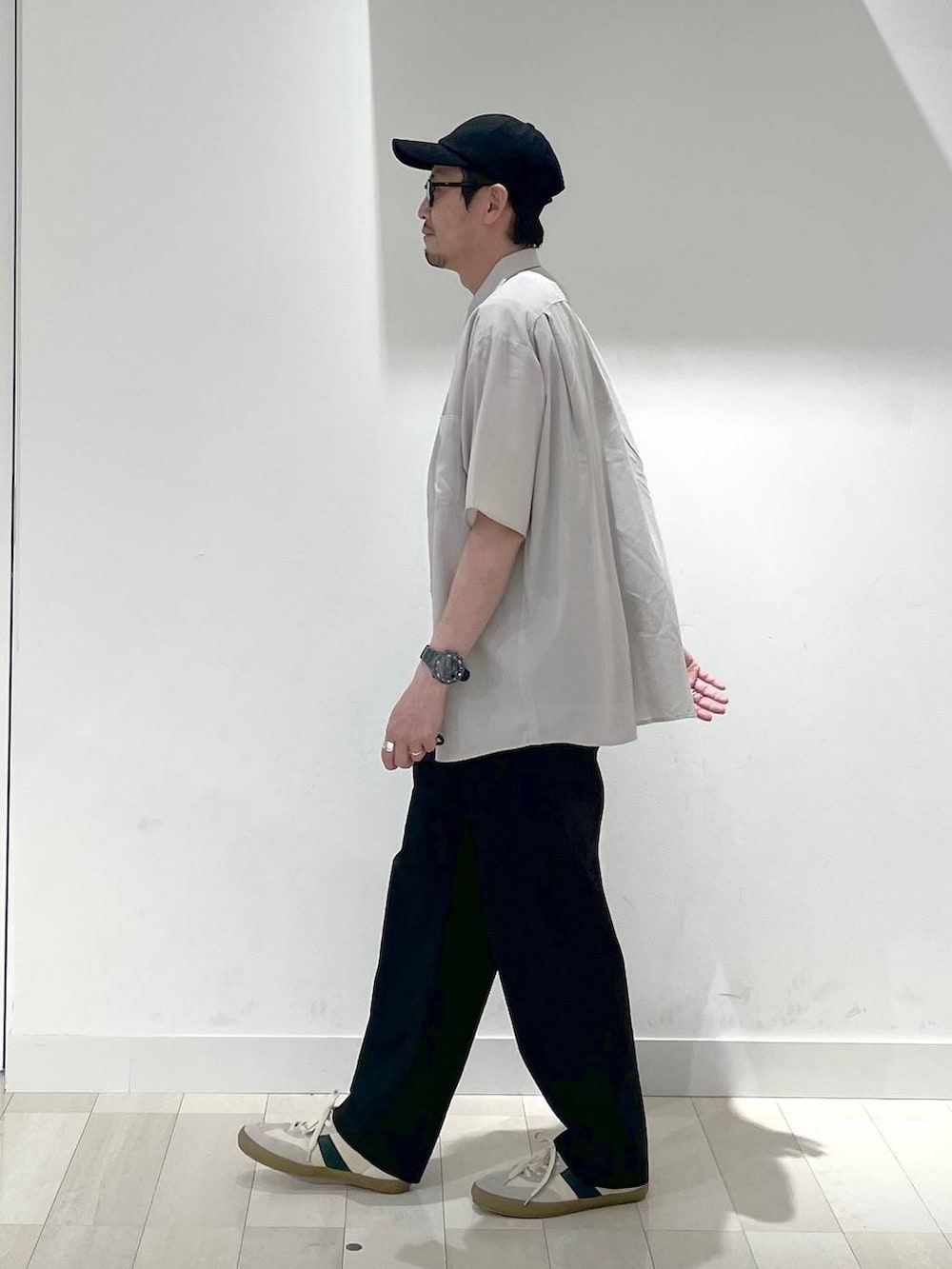 「高身長、カジュアル、ユニセックス、テーマパーク、フェススタイル、休日コーデ、夏コーデ、差し色コーデ、アウトドア、旅行、Tシャツ、GLOBAL WORK、andSTトレンド、and ST SALE、シャツ」|「GLOBAL WORKの洗えるツイルキャップ/183436(キャップ、ブラック系)」を使った、ゆーすけさん(メンズ・176cm)の夏コーディネートの2枚目の写真