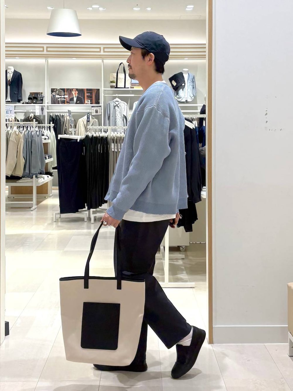 グレー系のその他シューズ、グレー系のその他パンツ、ホワイト系のトートバッグを着用したメンズの春コーディネートの2枚目の写真