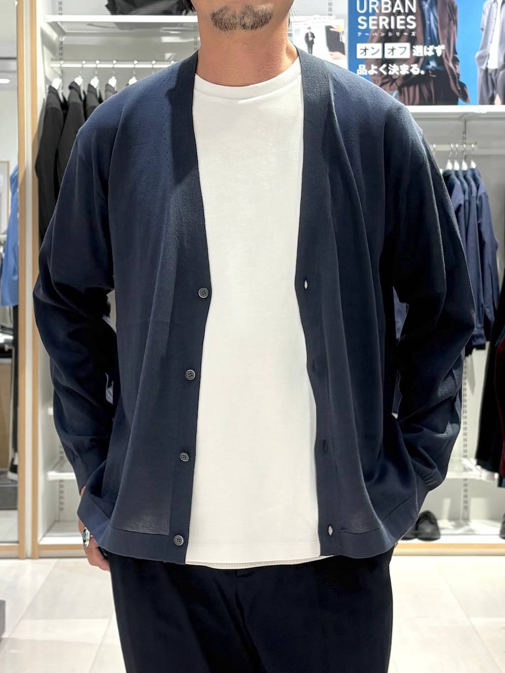 ホワイト系のTシャツ/カットソー、ブルー系のスラックス、グレー系のその他シューズを着用したメンズの秋コーディネートの4枚目の写真