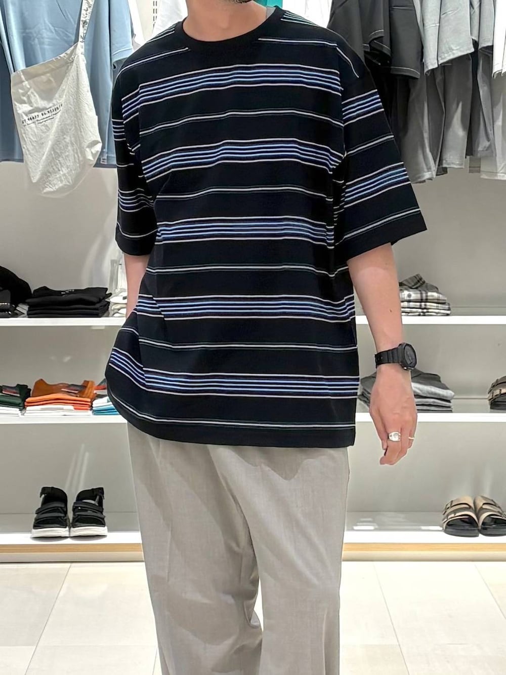 ブラウン系のスラックス、グレー系のTシャツ/カットソーを着用したメンズの夏コーディネートの4枚目の写真