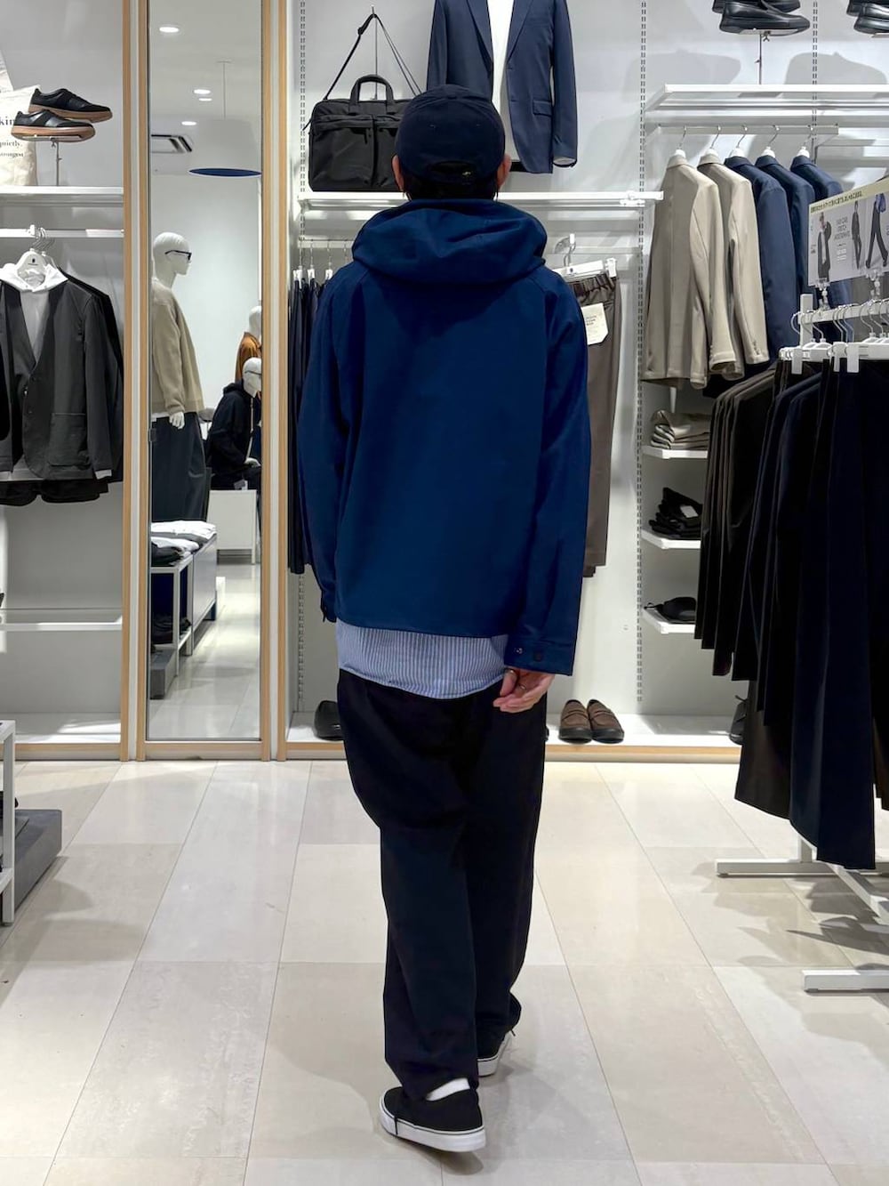 ブルー系のマウンテンパーカー、ブルー系のシャツ/ブラウス、ブルー系のその他パンツを着用したメンズの春コーディネートの3枚目の写真