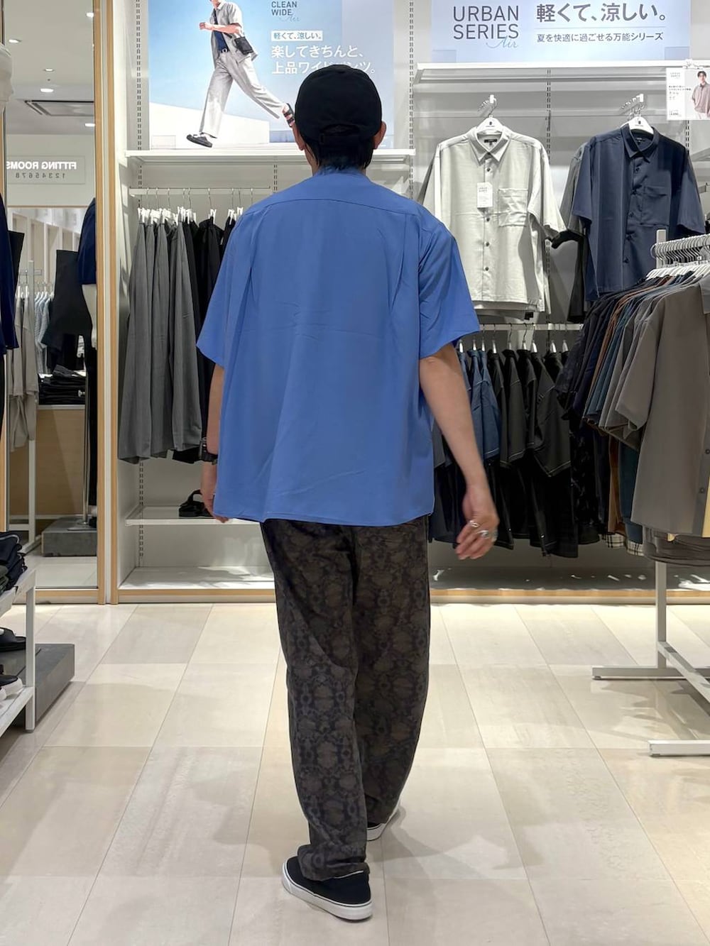 ホワイト系のシャツ/ブラウス、ブラック系のスニーカー、ブラック系のTシャツ/カットソーを着用したメンズの夏コーディネートの3枚目の写真