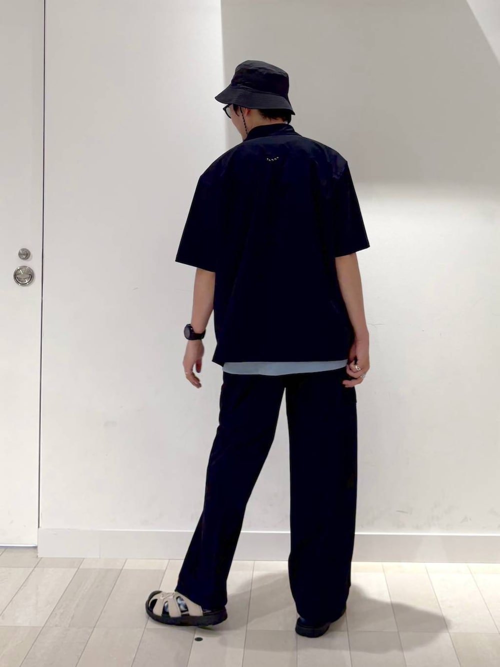 ブルー系のTシャツ/カットソー、ベージュ系のサンダル、ブルー系のその他パンツを着用したメンズの夏コーディネートの3枚目の写真