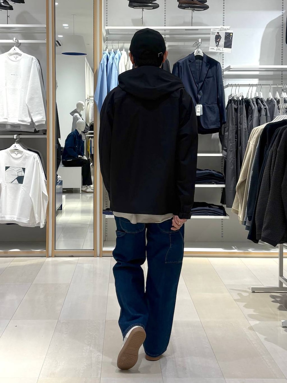 ベージュ系のスニーカー、ベージュ系のシャツ/ブラウス、ブルー系のデニムパンツを着用したメンズの冬コーディネートの3枚目の写真