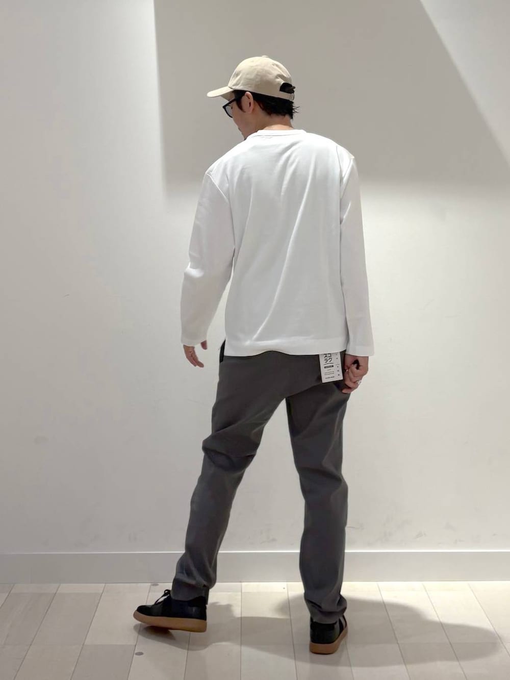 ブラック系のスニーカー、グレー系のその他パンツ、その他のTシャツ/カットソーを着用したメンズの秋コーディネートの3枚目の写真