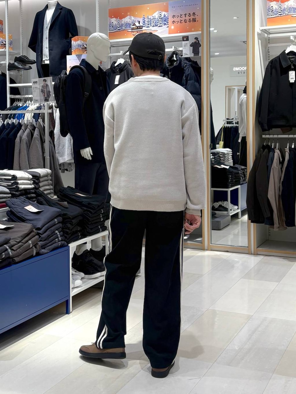 ブラウン系のスニーカー、ブラック系のその他パンツ、ベージュ系のTシャツ/カットソーを着用したメンズの秋コーディネートの3枚目の写真