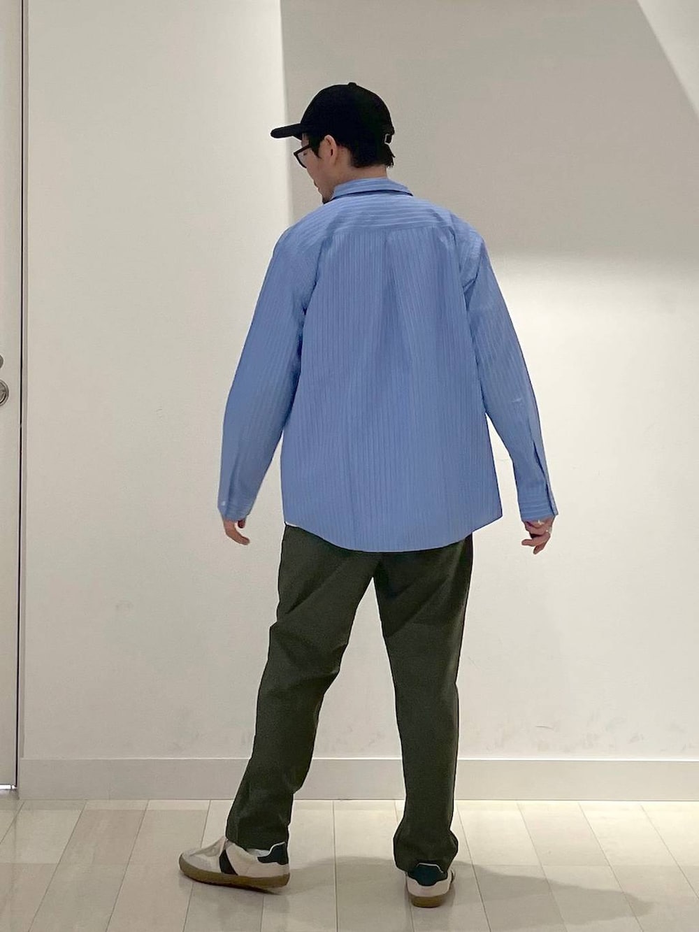 「高身長、カジュアル、ユニセックス、テーマパーク、休日コーデ、春コーデ、差し色コーデ、アウトドア、旅行、Tシャツ、GLOBAL WORK、andSTトレンド、人気アイテムをチェック!、スウェット、アウター」|「GLOBAL WORKのサラサマレギュラーシャツ/長袖/234563(シャツ/ブラウス、ブルー系)」を使った、ゆーすけさん(メンズ・176cm)の夏コーディネートの3枚目の写真