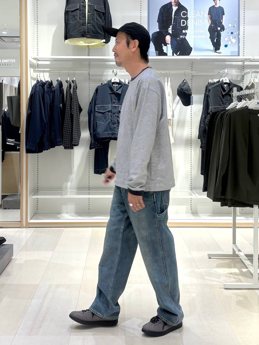 ブルー系のTシャツ/カットソー、グレー系のスニーカー、ブルー系のデニムパンツを着用したメンズの秋コーディネートの2枚目の写真