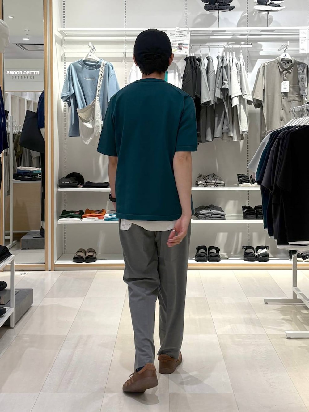 グレー系のスラックス、グリーン系のTシャツ/カットソーを着用したメンズの夏コーディネートの3枚目の写真