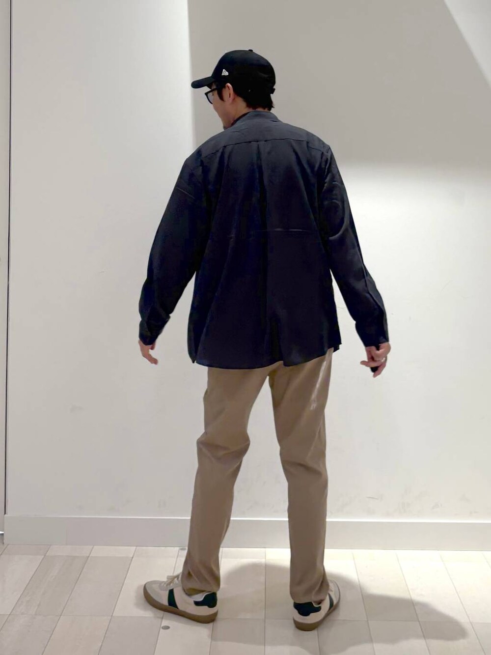 ベージュ系のスニーカー、ベージュ系のその他パンツ、グレー系のTシャツ/カットソーを着用したメンズの秋コーディネートの3枚目の写真