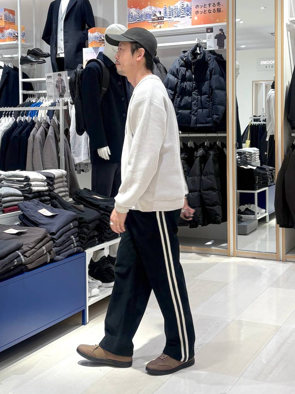 ブラウン系のスニーカー、ブラック系のその他パンツ、ベージュ系のTシャツ/カットソーを着用したメンズの秋コーディネートの2枚目の写真