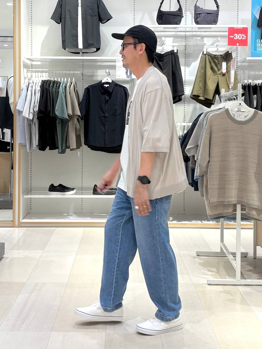 ホワイト系のTシャツ/カットソー、ホワイト系のスニーカー、ベージュ系のカーディガン/ボレロを着用したメンズの夏コーディネートの2枚目の写真