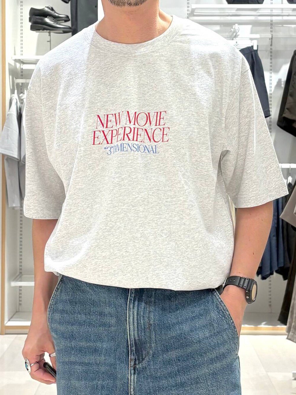 ブルー系のデニムパンツ、グレー系のTシャツ/カットソー、ブラック系のサングラスを着用したメンズの秋コーディネートの4枚目の写真