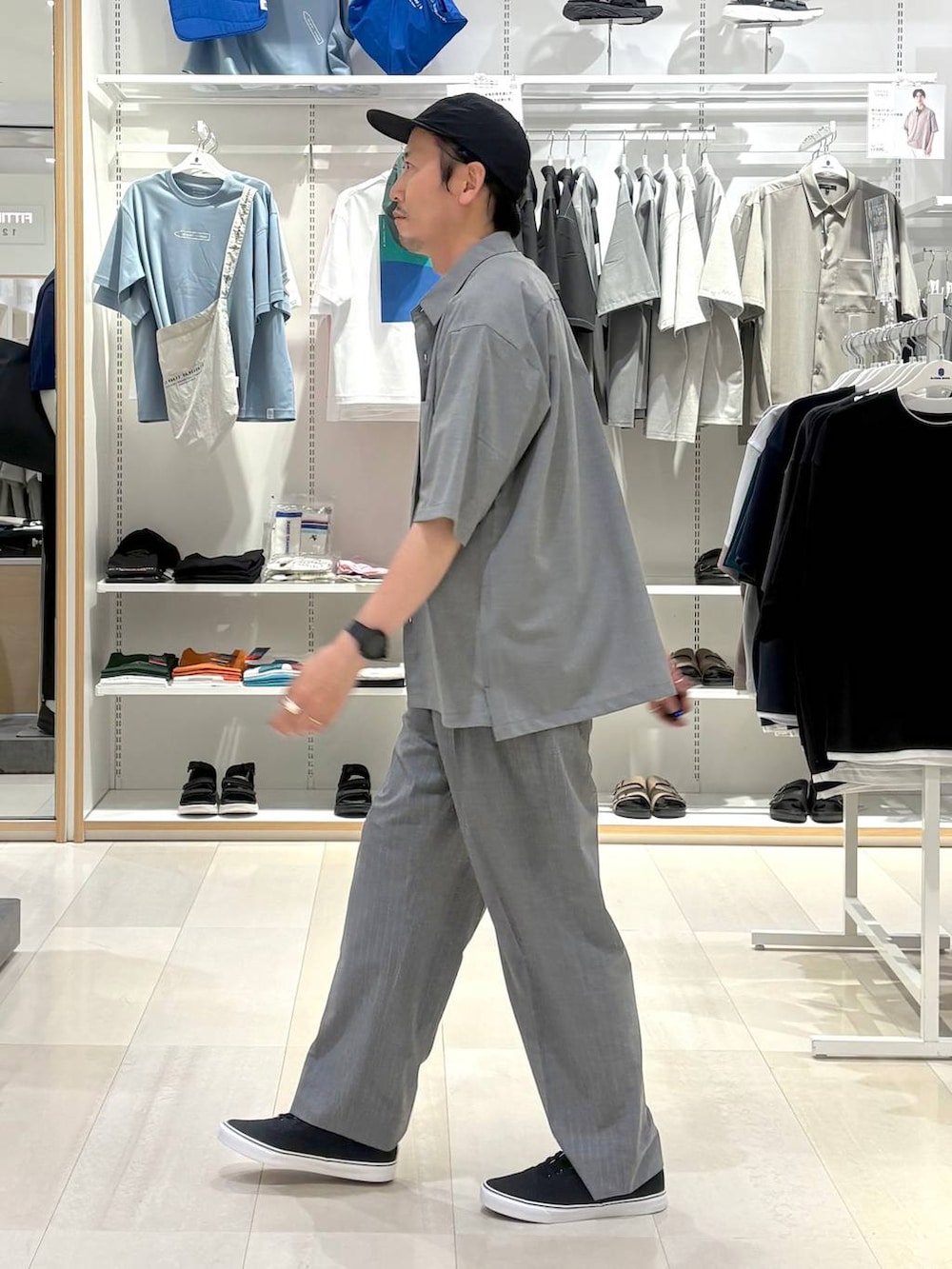 グレー系のスラックス、ホワイト系のTシャツ/カットソー、グレー系のシャツ/ブラウスを着用したメンズの夏コーディネートの2枚目の写真