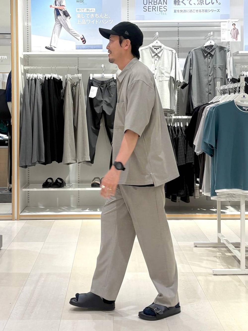 ブラウン系のスラックス、ブラウン系のシャツ/ブラウス、ブラック系のTシャツ/カットソーを着用したメンズの夏コーディネートの2枚目の写真